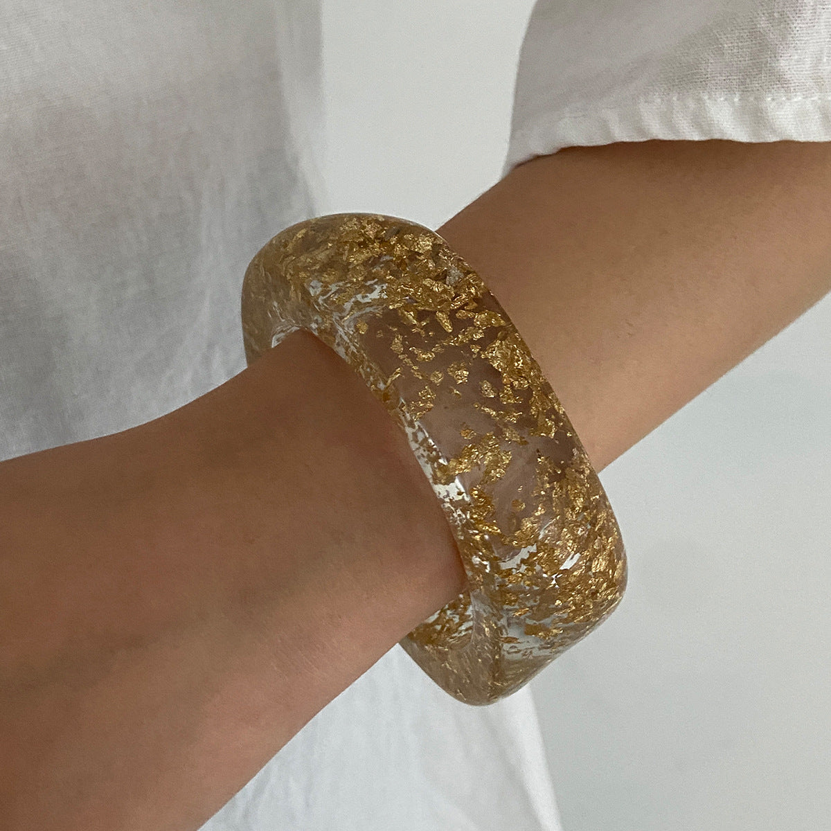 Pulsera lisa ancha de lámina dorada con teñido anudado