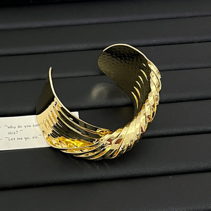 Pulsera abierta irregular con cruce de metal