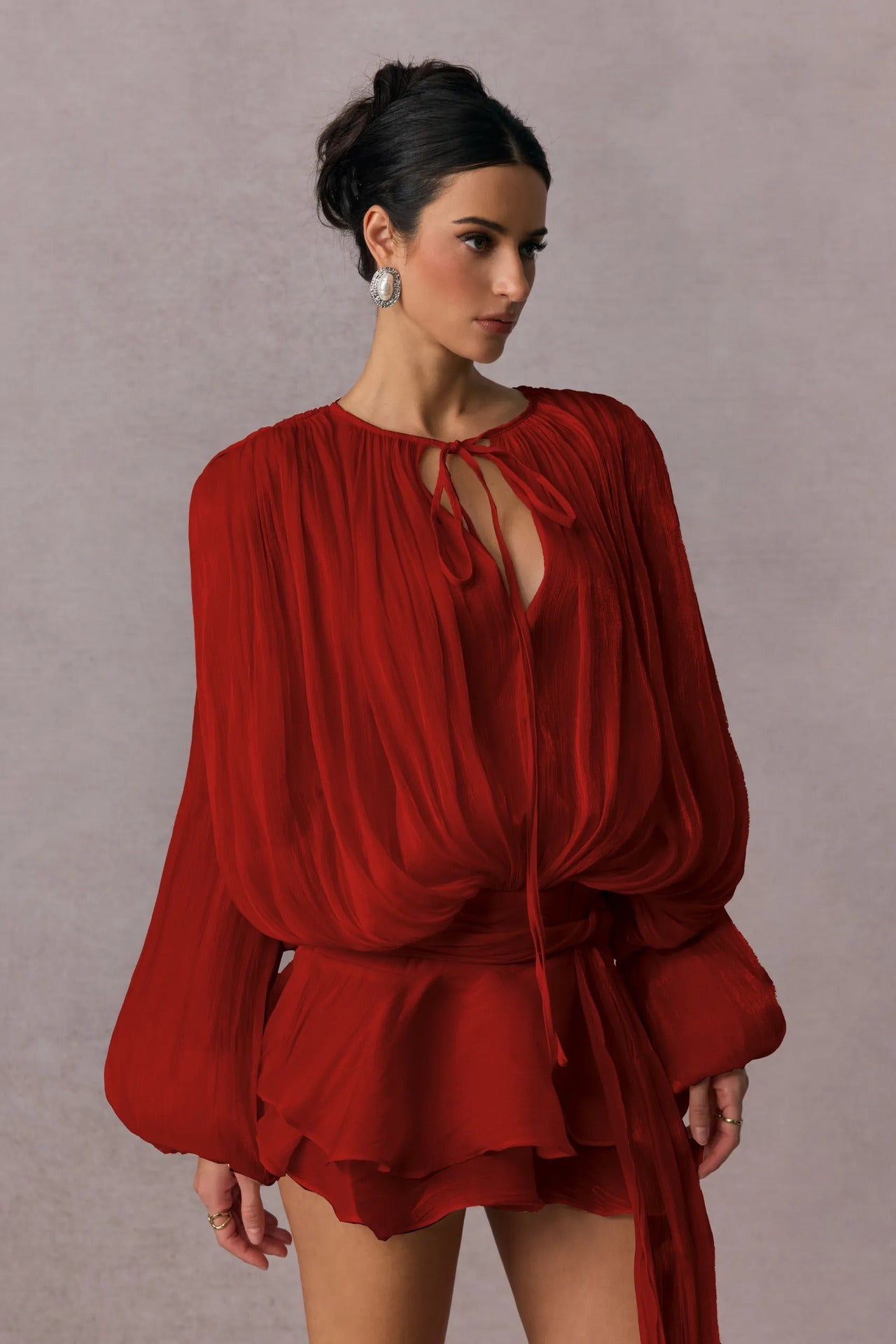 Minivestido ceñido con frunces, aberturas y fajín elegante