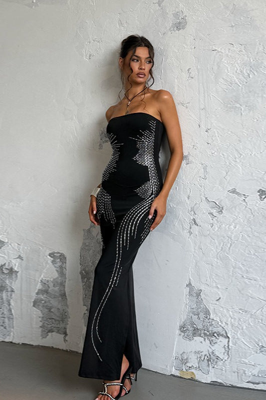 Vestido largo sin tirantes y hombros descubiertos con pedrería