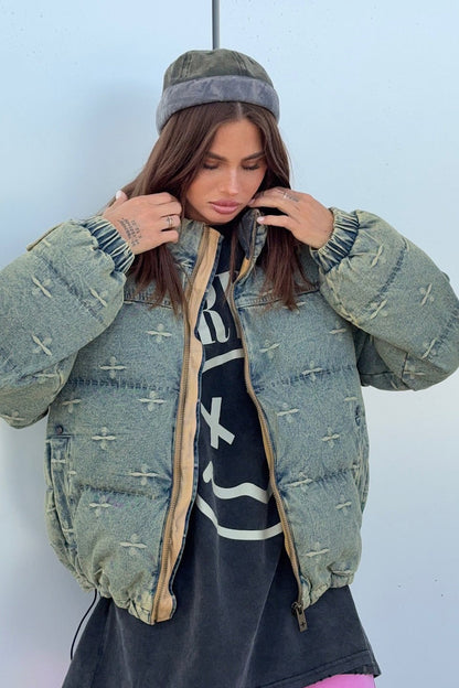 Chaqueta acolchada con bordado de cruz y efecto desgastado vintage