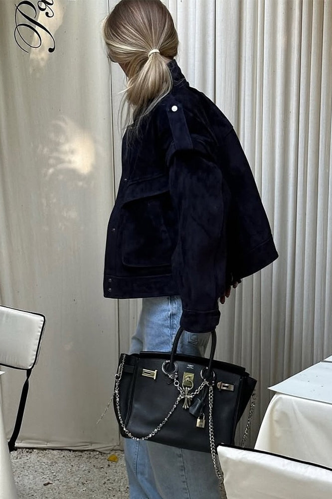 Chaqueta de gamuza con hombros anchos y bolsillos