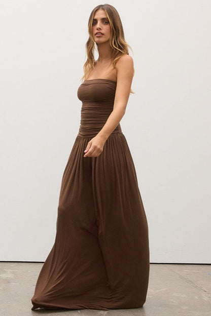 Vestido largo formal sin tirantes con hombros descubiertos