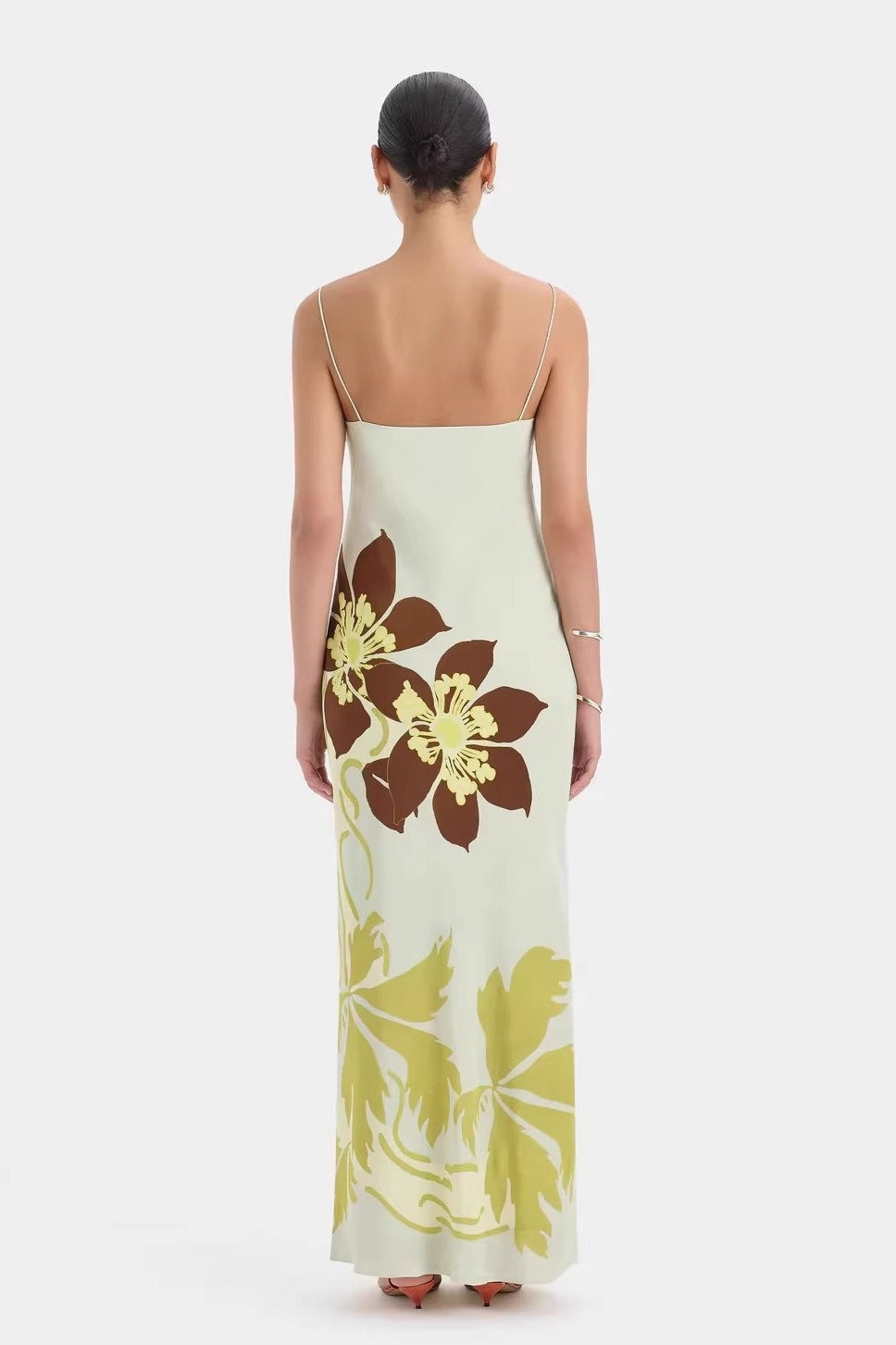 Vestido midi ceñido con tirantes finos, estampado floral elegante y lazo en la cintura