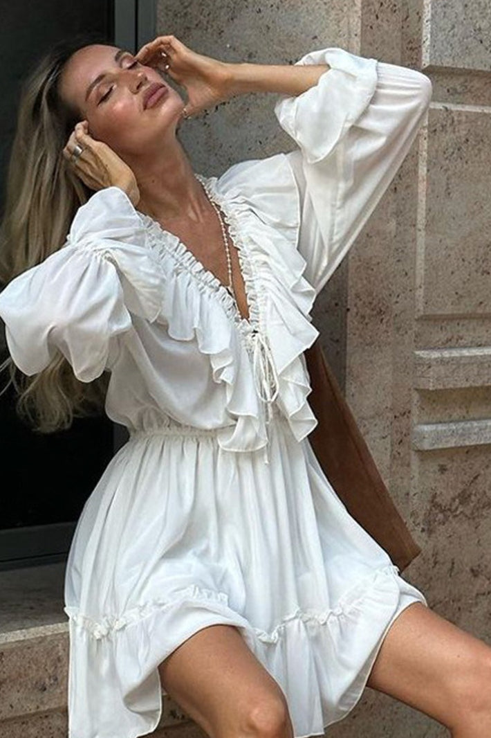 Minivestido de gasa con cuello de pico y mangas acampanadas