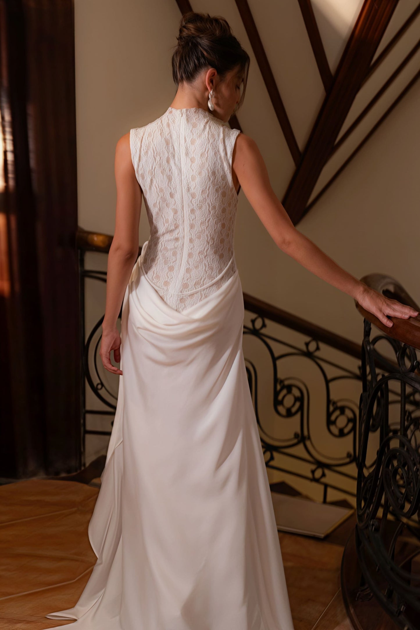 Vestido de recepción sin mangas con cuello alto y encaje de flores