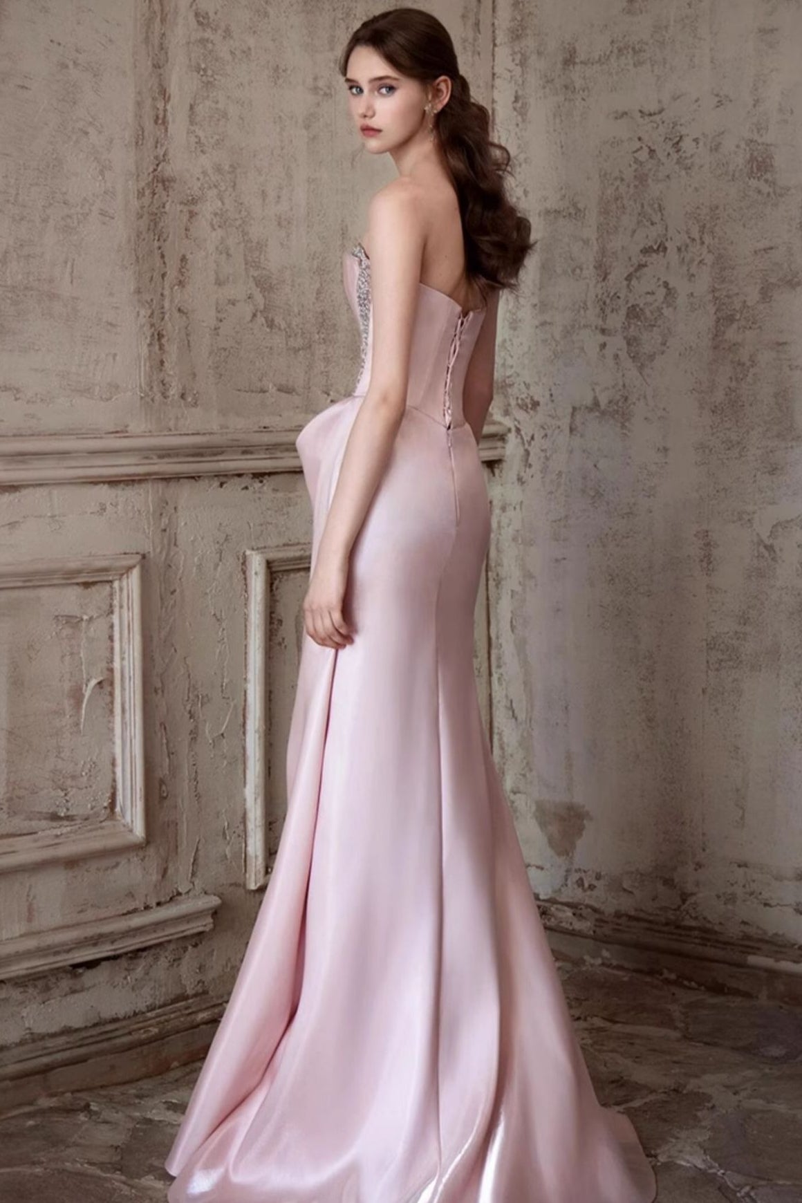 Vestido de noche rosa sin tirantes, elegante, que estiliza la cintura