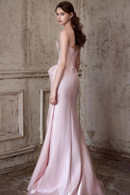 Vestido de noche rosa sin tirantes, elegante, que estiliza la cintura
