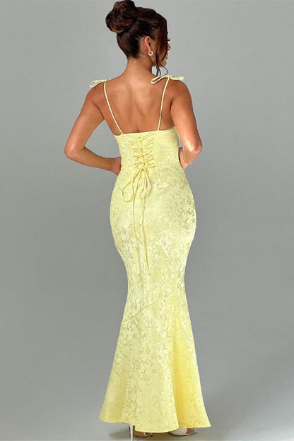 Vestido de fiesta formal tipo sirena sin espalda con faja sólida