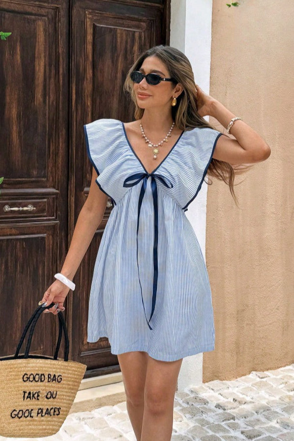 Minivestido con cuello en V a rayas y volantes en las mangas