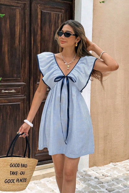 Minivestido con cuello en V a rayas y volantes en las mangas