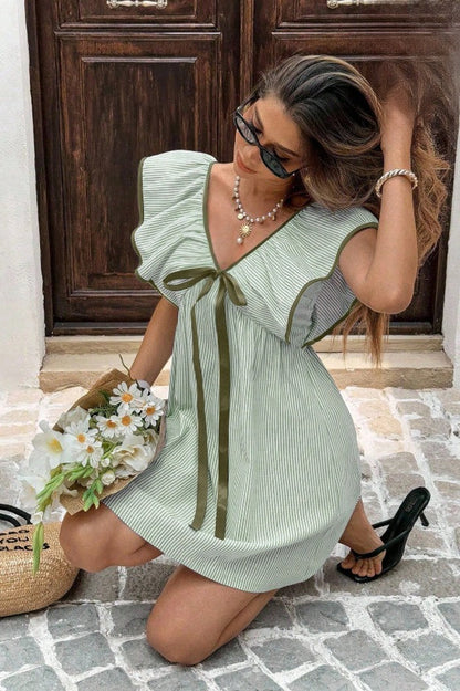 Minivestido con cuello en V a rayas y volantes en las mangas