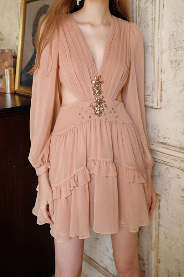Elegante minivestido de chifón con cuello en V profundo, aberturas en la cintura y pedrería