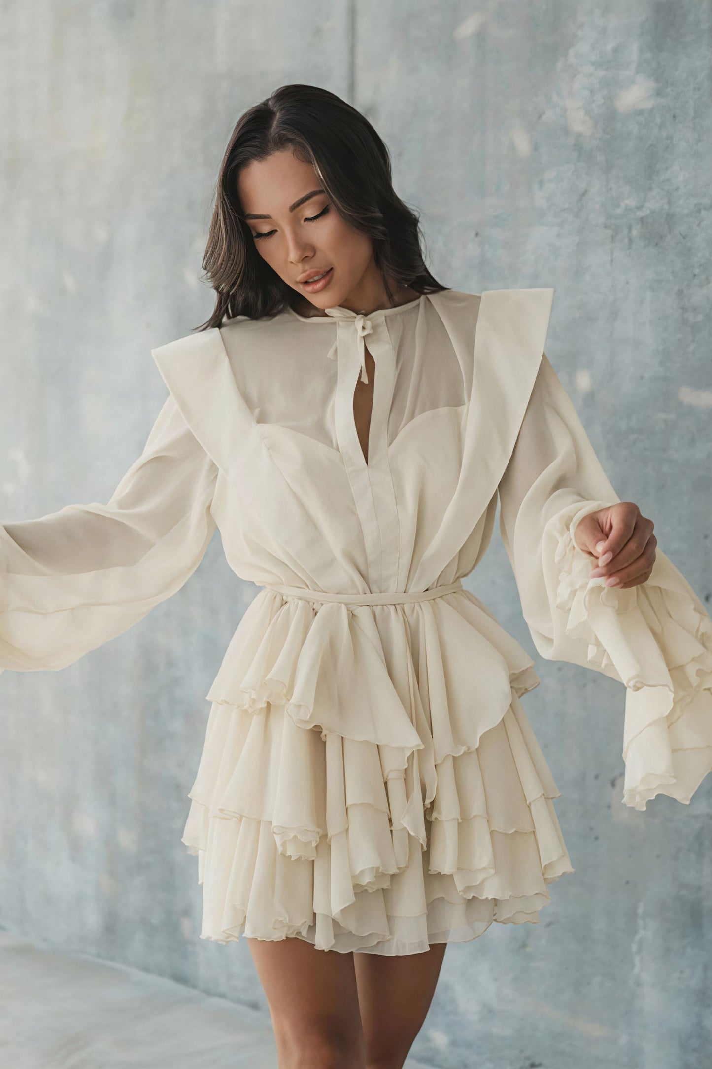Minivestido escalonado de malla transparente con lazo y manga larga
