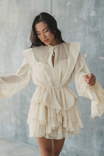 Minivestido escalonado de malla transparente con lazo y manga larga