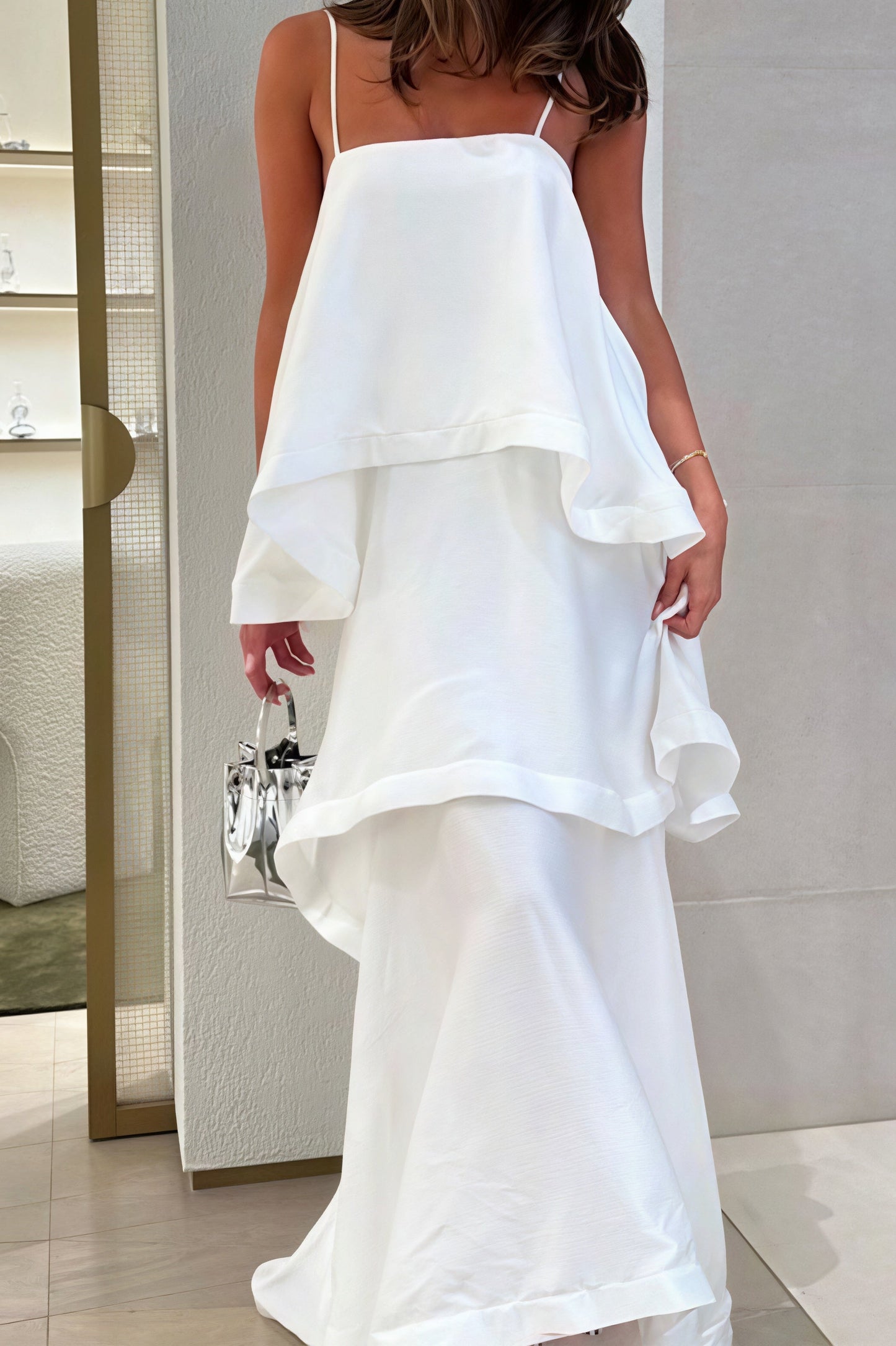 Vestido largo blanco fluido de tirantes con volantes