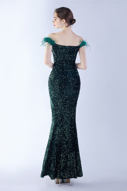 Vestido formal de terciopelo con lentejuelas y plumas de avestruz, con hombros descubiertos
