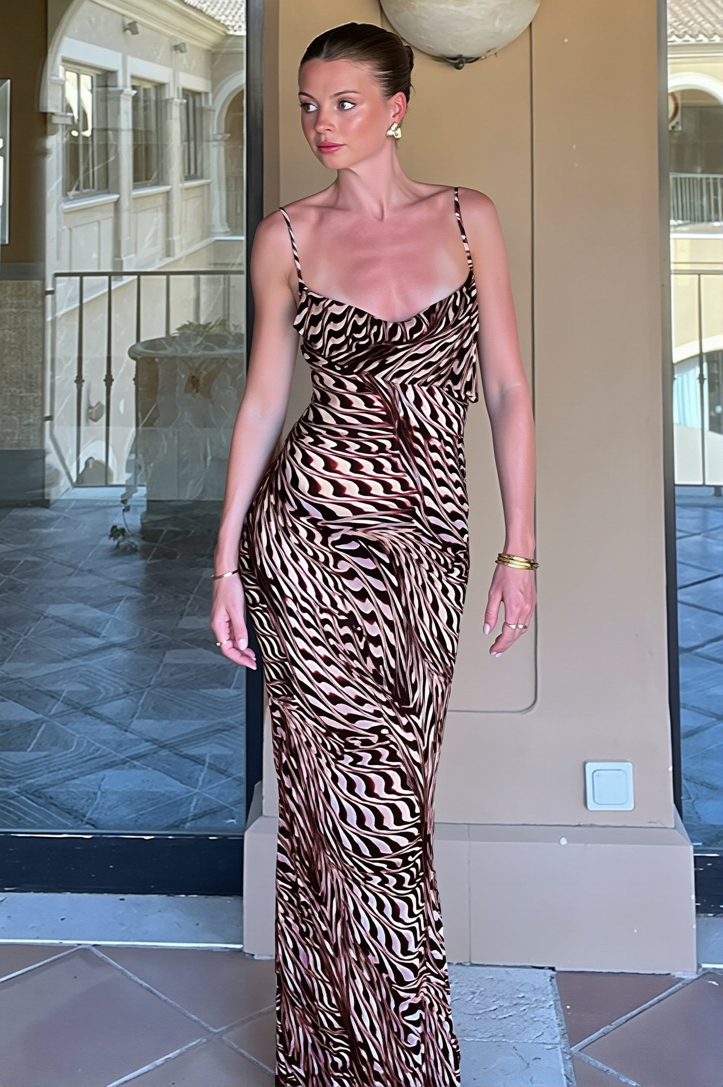 Vestido maxi de tirantes con cuello vuelto y malla transparente