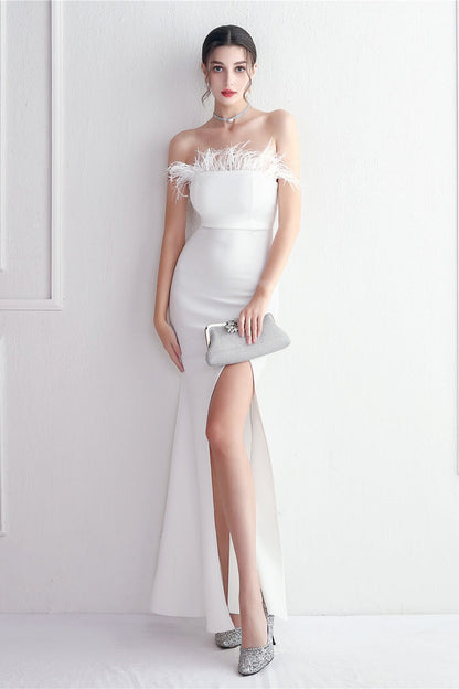 Vestido de fiesta elegante sin tirantes con ribete de plumas