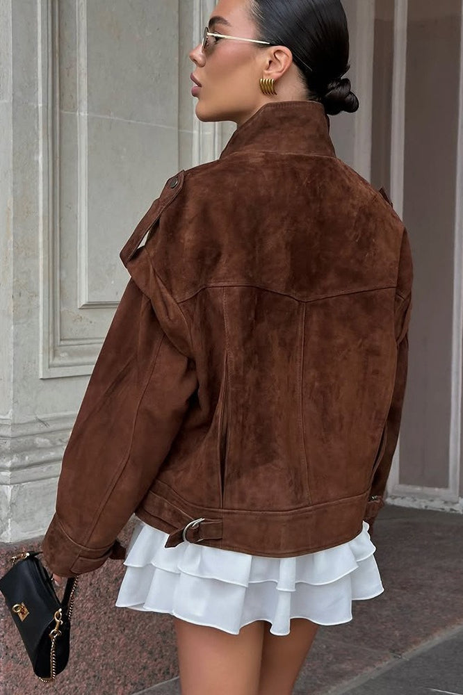 Chaqueta de gamuza con hombros anchos y bolsillos
