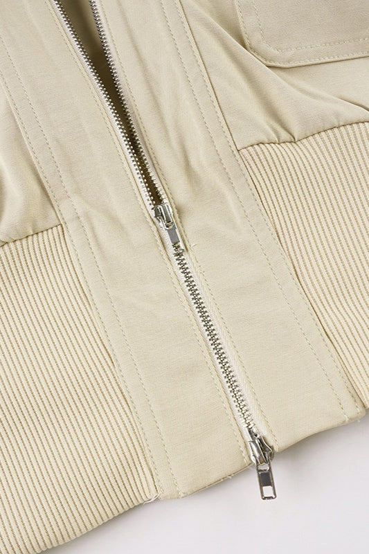 Chaqueta con cuello alto y cinturón estilo utilitario
