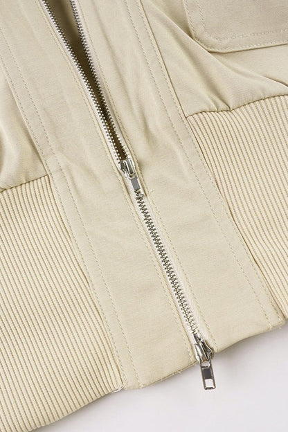 Chaqueta con cuello alto y cinturón estilo utilitario