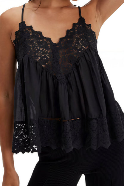 Top camisero con tirantes de volantes y encaje