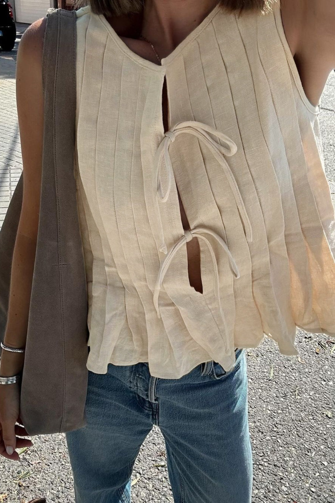 Camiseta de lino y algodón con volantes y lazo.