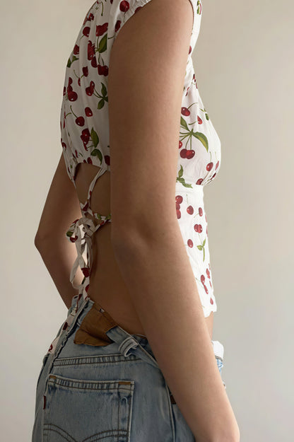 Blusa corta con cuello en U, manga con volantes y lazo en la espalda