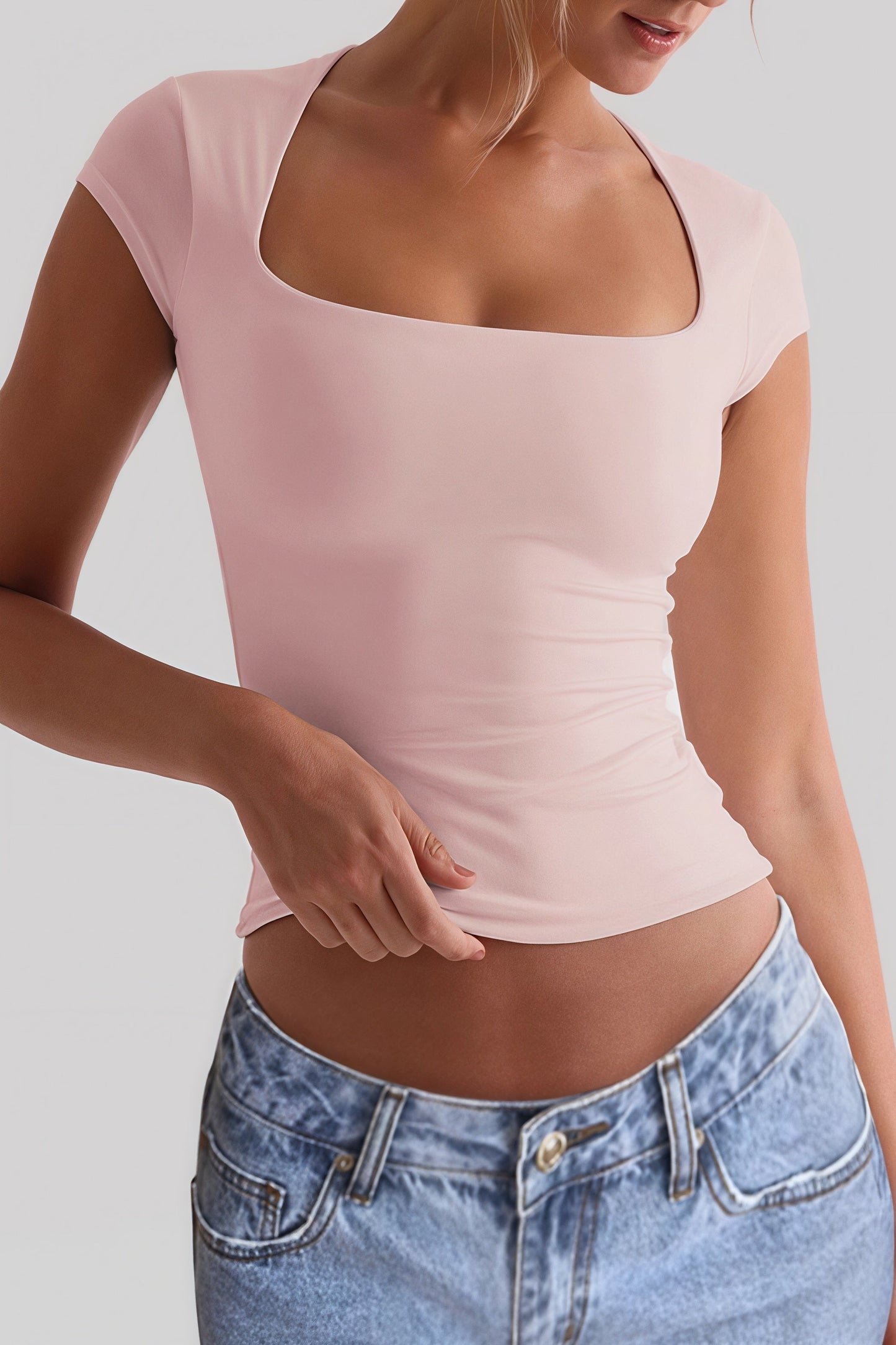 Camiseta crop ajustada con cuello redondo y sin mangas