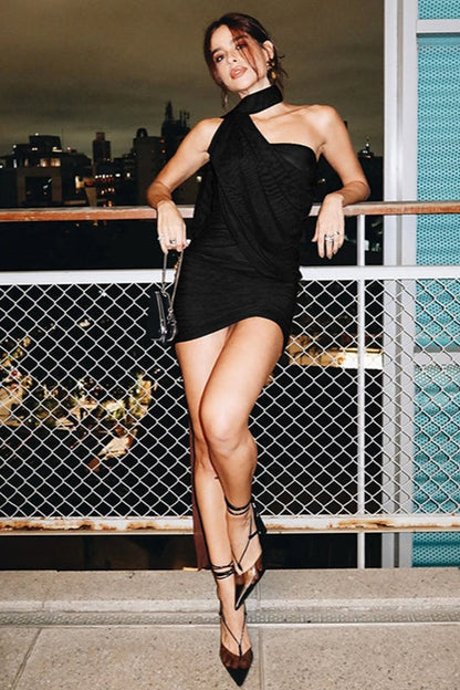 Vestido cóctel ceñido con cuello con lazo y transparencias