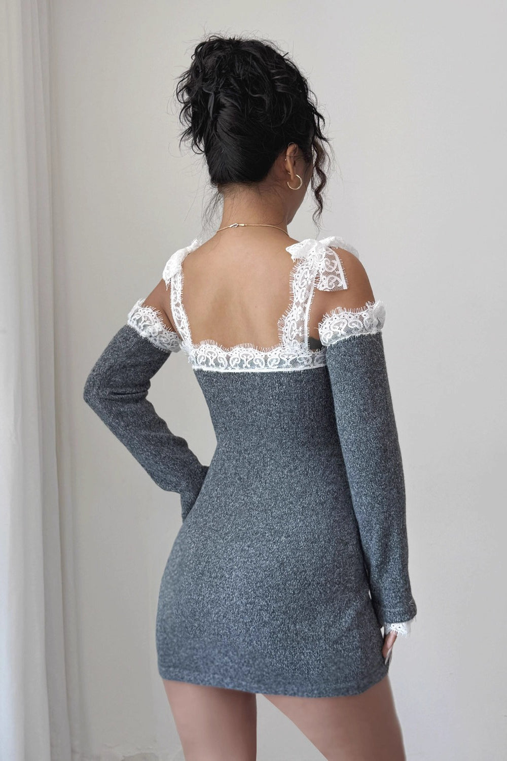Vestido de punto sin hombros con ribete de encaje