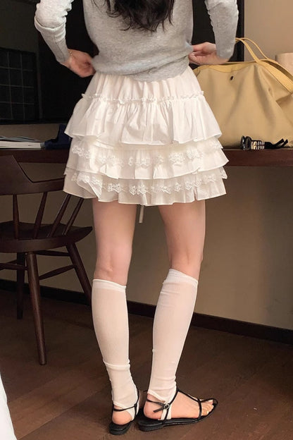 Minifalda blanca con volantes escalonados de talle alto y corte en A