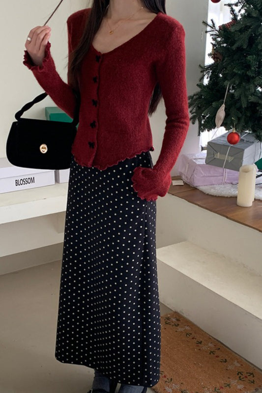 Falda de talle alto con lunares y abertura trasera