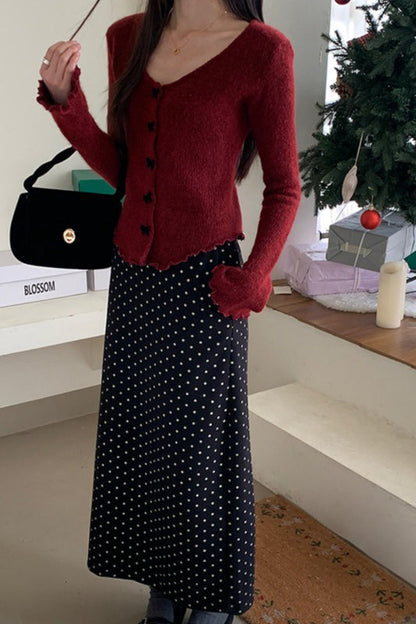 Falda de talle alto con lunares y abertura trasera