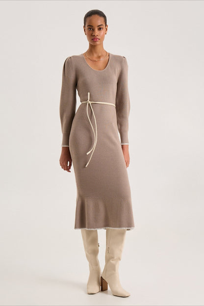 Vestido de suéter con volantes y ribete en contraste