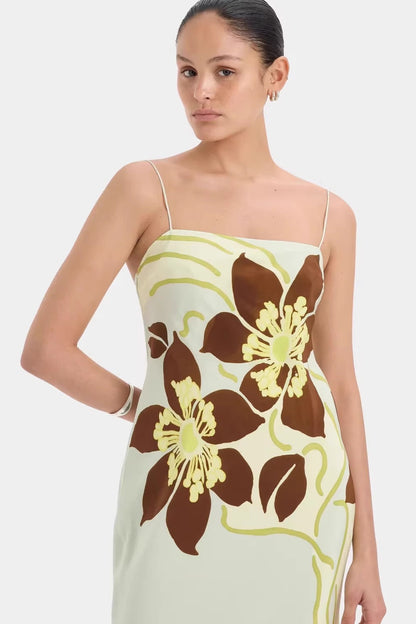 Vestido midi ceñido con tirantes finos, estampado floral elegante y lazo en la cintura