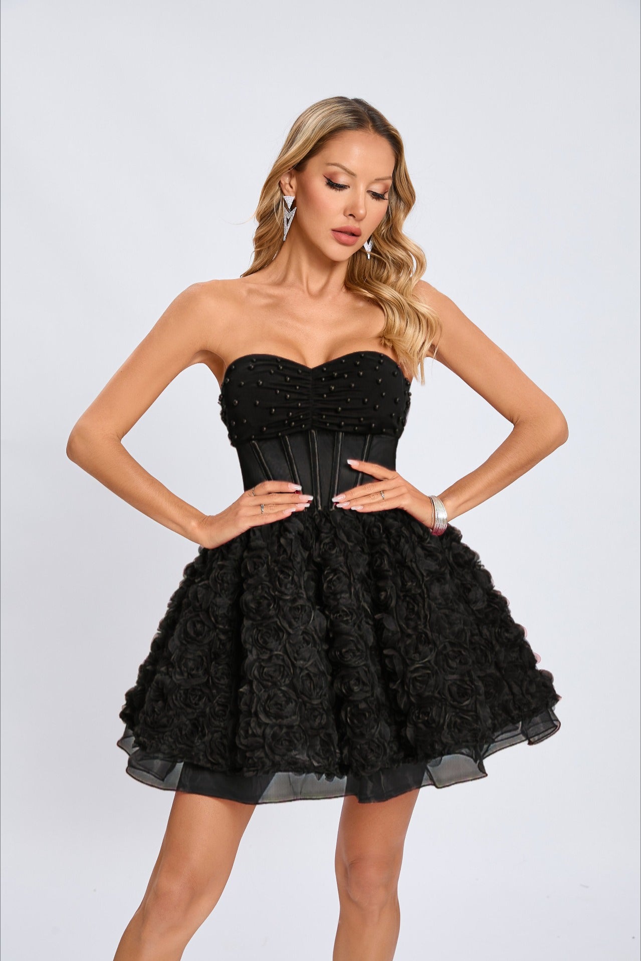 Vestido de fiesta sin tirantes con cuentas y mangas abullonadas