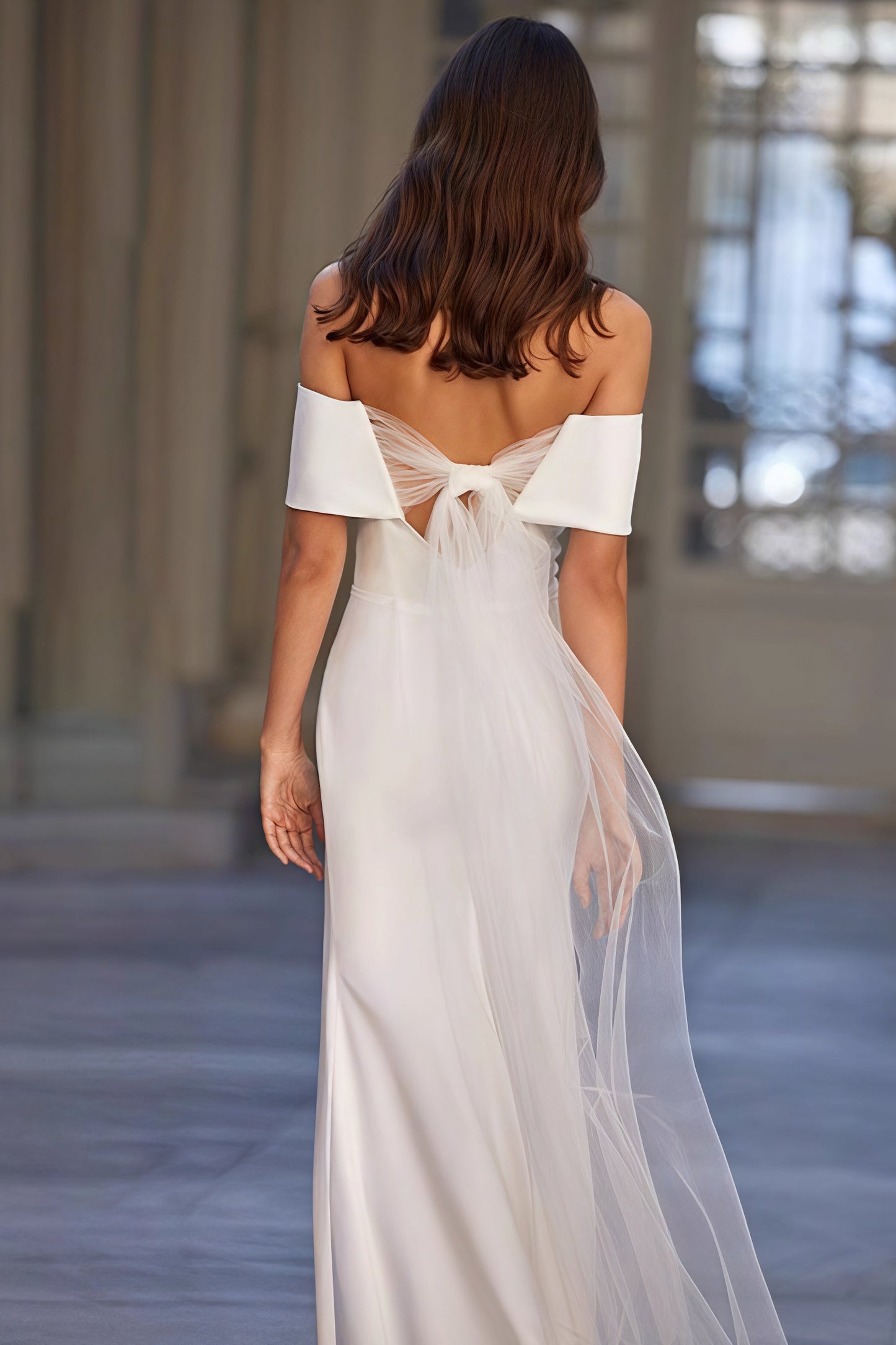 Sencillo vestido de novia con hombros descubiertos y fajín de malla