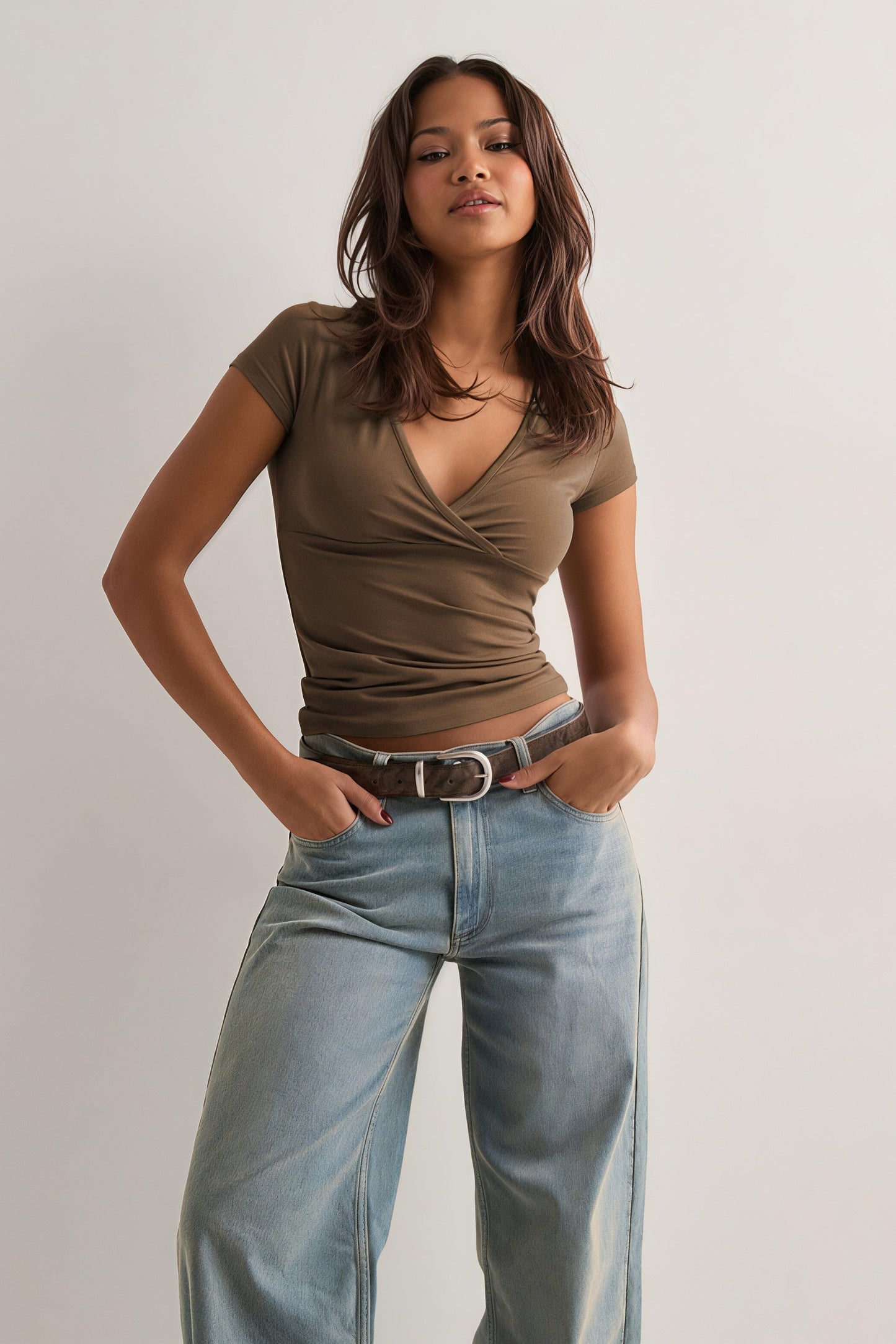 Camiseta ajustada de cuello en V profundo y cintura sólida