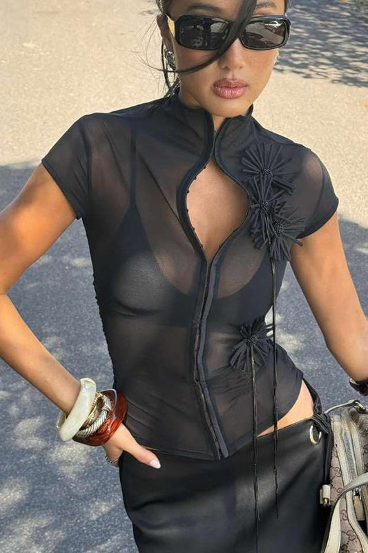 Camiseta sin mangas ajustada con cuello alto, estampado floral y botones