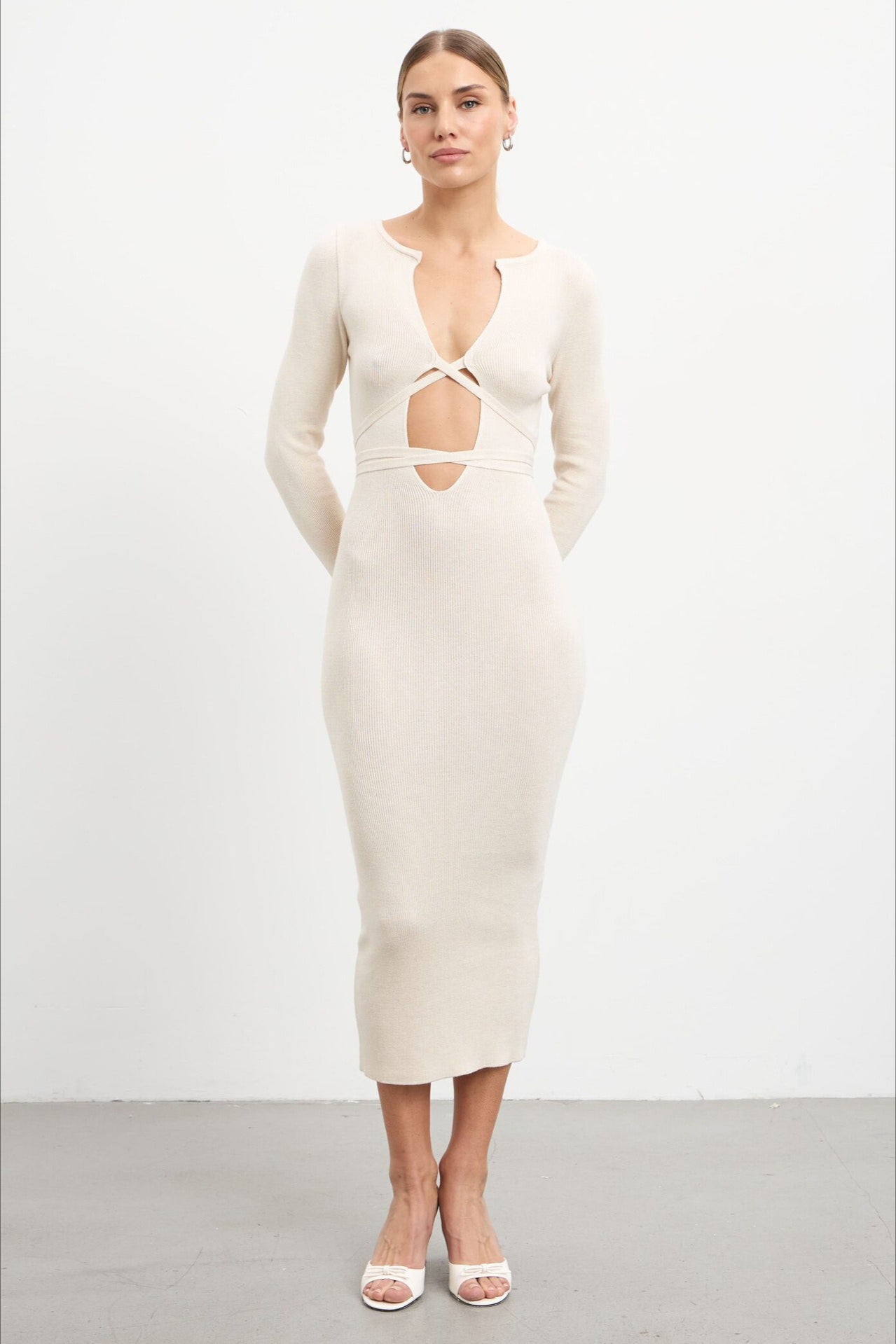 Vestido de punto calado con escote en pico pronunciado
