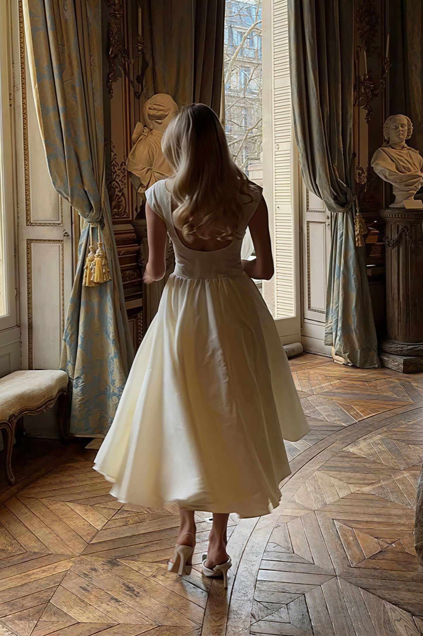 Vestido midi minimalista liso sin espalda con vuelo