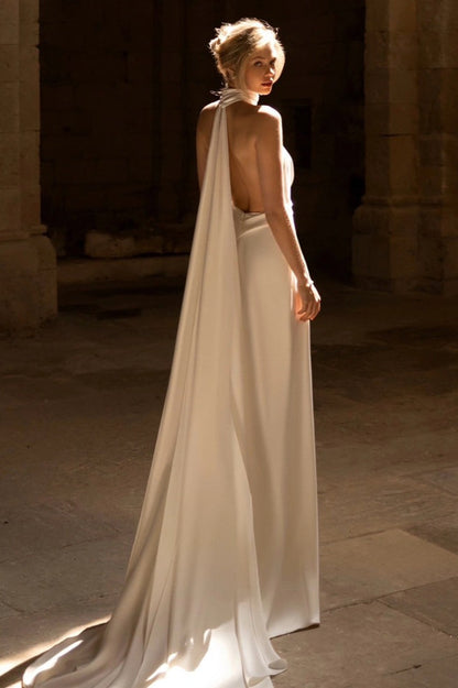 Vestido de recepción minimalista con cuello halter y escote en V pronunciado