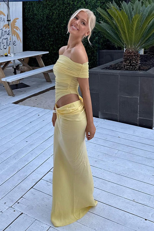 Vestido largo con hombros descubiertos, paneles de tul fruncido y aberturas