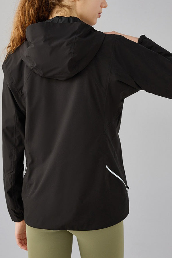 Chaqueta con capucha cortavientos con forro polar