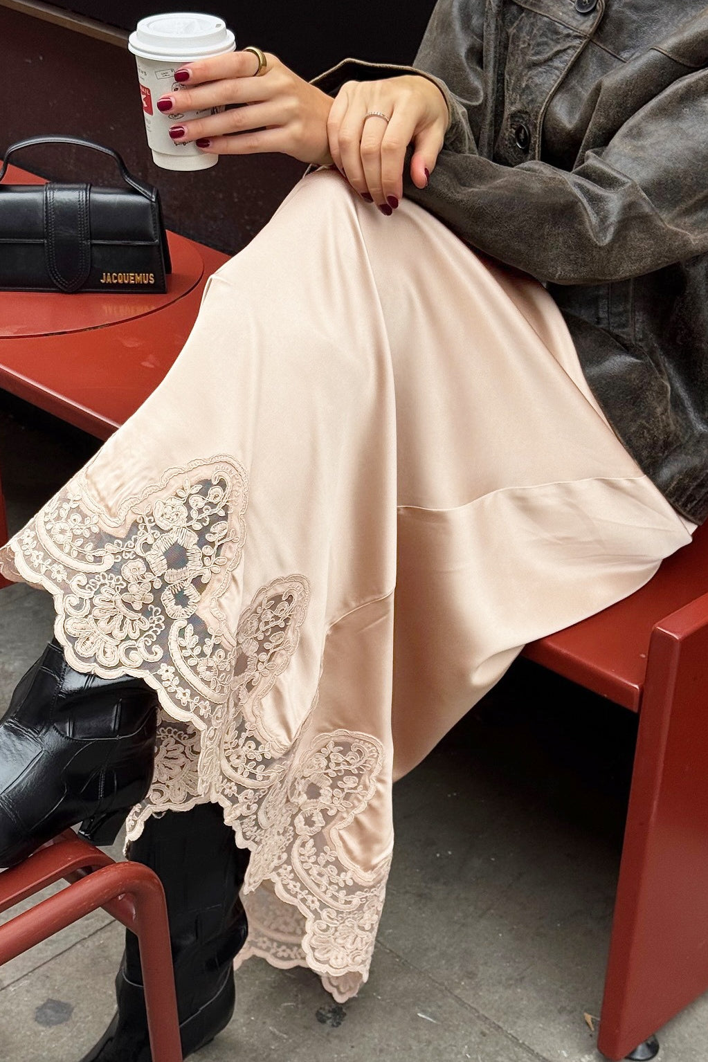 Elegante falda evasé con ribete de encaje