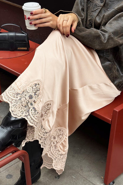 Elegante falda evasé con ribete de encaje
