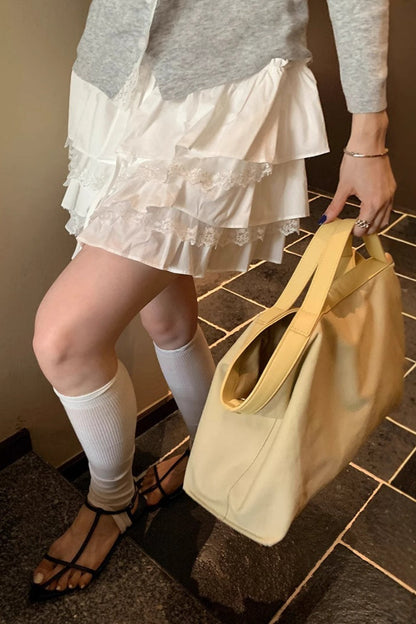 Minifalda blanca con volantes escalonados de talle alto y corte en A