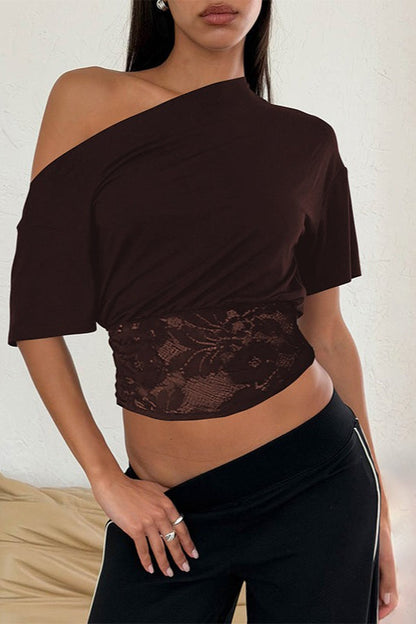 Camiseta corta asimétrica con hombros descubiertos y encaje en la cintura